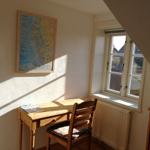 Ein Arbeitszimmer mit Schreibtisch, Stuhl und Karte an der Wand.