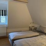 Schlafzimmer mit Doppelbett, Fenster und Nachttisch