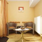 Zwei Sessel mit Kissen, Tisch und Bild an Wand