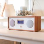 Radio mit Antenne auf Tisch in Wohnraum