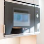 Ein integrierter Bosch-Mikrowellenherd in der Küche.