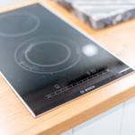 Eine induktive Kochplatte auf einer Holzoberfläche.