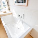 Bad mit Whirlpool, Fenster und Wandbild.