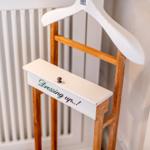 Drahtständer mit Schublade und Kleiderhaken. Auf der Schublade steht: Dressing up..!