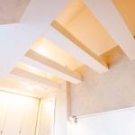 Decke mit geometrischen Formen und warmem Licht