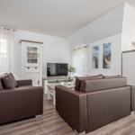 Wohnbereich mit Sofa und TV