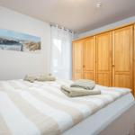 Schlafzimmer mit Doppelbett und Kleiderschrank