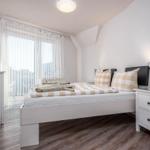 2. Schlafzimmer mit Doppelbett und Nachttisch