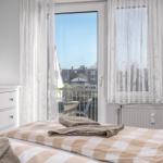 2. Schlafzimmer mit Blick zum Balkon