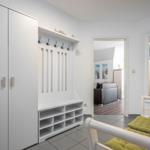 Eingangsbereich mit Garderobe und Blick ins Wohnzimmer