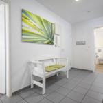 Eingangsbereich mit Blick zum Badezimmer