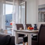 Essbereich mit Blick zum Balkon