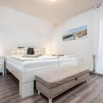 Schlafzimmer mit Doppelbett und Nachttischen