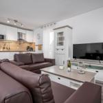 Wohnbereich mit Sofa und Blick zur Küche