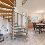 Wohnbereich mit Treppe ins Obergeschoss