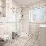 Badezimmer mit WC und Dusche