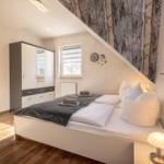 Schlafzimmer mit Doppelbett und Kleiderschrank