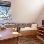 Schlafzimmer mit Einzelbett und TV