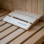 Holzsauna mit Sitzbänken und Markenlogo