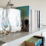 Regal mit Büchern und Glasbehälter mit Steinen.