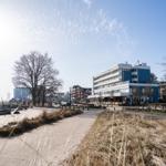 Pavillon mit Blick auf den Strand und moderne Gebäude