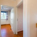 Flur mit Blick in Schlafzimmer und Treppenhaus