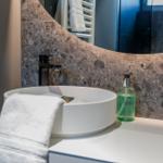 Waschbecken mit Spiegel und Seifenspender