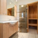 Bad mit Waschbecken, Dusche und Sauna