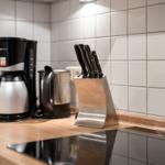 Küchenzeile mit Kaffeemaschine, Wasserkocher und Messerblock.
