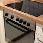 Küche mit Edelstahlherd und Holzoberfläche