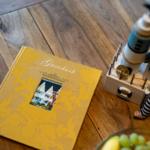 Gästebuch und dekorative Figur auf Holztisch