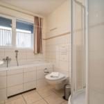 Badezimmer mit Badewanne, Dusche, Toilette und Waschbecken