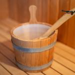 Holzschale mit Löffel auf Saunabank