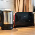 Küchenzeile mit Kaffeekanne und Toaster