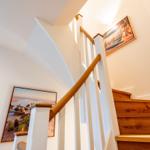Haus mit Holztreppe und Wandbildern an den Wänden.
