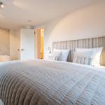 Schlafzimmer mit Bett, Kopfteil und Nachttischen