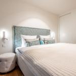 Schlafzimmer mit Bett, Nachttisch und Kleiderschrank.