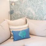 Sofa mit Kissen vor Wellenmuster-Wand