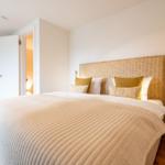 Schlafzimmer mit Bett, Kopfteil und Nachttisch