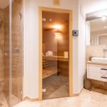 Bad mit Dusche, Sauna und Waschbecken