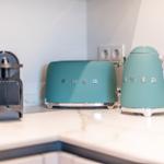 Küchenzeile mit Toaster, Kaffeemaschine und Wasserkocher.