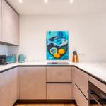 Moderne Küche mit Marmorarbeitsplatte und Küchenzeile.