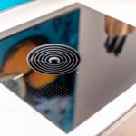 Induktionskochfeld mit Glasoberfläche und runden Kochzonen.