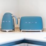 Zwei blaue Küchengeräte auf Arbeitsfläche