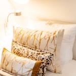 Bettkopf mit Kissen und Wandlampe