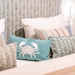Bettkopf mit Muster, Kissen mit Krebsmotiv und Streifenmuster