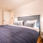 Schlafzimmer mit Bett, Kopfteil und Nachttisch