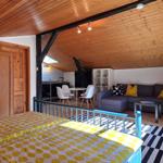 Schlafzimmer mit Blick auf Wohnbereich und Küche