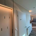 Schlafzimmer mit Bett, Schrank und Heizung