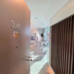 Eingangsbereich mit Tür zur Wohnung 3.41 und Blick in das Schlafzimmer.